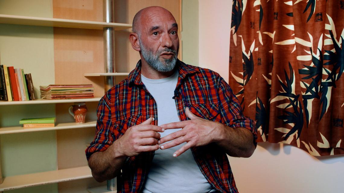 Markos Gamboa es trabajador agrario, formador y diseñador de sistemas agroecológicos de pequeño formato. Sus proyectos transforman parcelas agrarias en ecosistemas vivos donde cada cultivo se convierte en una faro de esperanza. Cada gestión de pastos y de suelos, en un acto consciente. Cada intervención, en una invitación a repensar nuestra relación con la tierra. Piezas todas de un entramado mayor: mundos rurales más resilientes, conectados y justos mediante la acción, la reflexión y la transformación colectiva.  En esta nueva entrevista SaD, Markos combina rigor técnico y sensibilidad práctica, compartiendo su experiencia agroecológica con pasión, enseñando a mirar los sistemas alimentarios no solo como modelos de producción sino como territorios de vida y defensa colectiva. Soberanía alimentaria y semillas disidentes frente al modelo agroindustrial dominante.